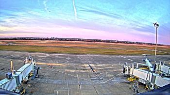 Weather camera view of Lake Charles Rgnl Arpt terminal bldg.