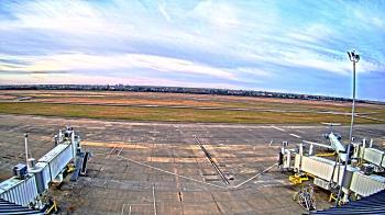 Weather camera view of Lake Charles Rgnl Arpt terminal bldg.