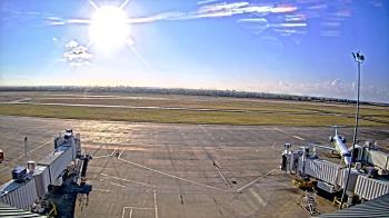 Weather camera view of Lake Charles Rgnl Arpt terminal bldg.