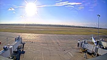 Weather camera view of Lake Charles Rgnl Arpt terminal bldg.