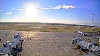 Weather camera view of Lake Charles Rgnl Arpt terminal bldg.