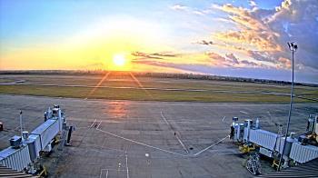 Weather camera view of Lake Charles Rgnl Arpt terminal bldg.