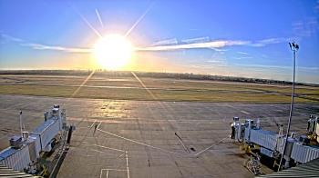 Weather camera view of Lake Charles Rgnl Arpt terminal bldg.
