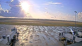 Weather camera view of Lake Charles Rgnl Arpt terminal bldg.