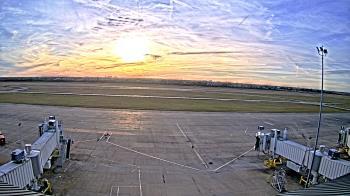 Weather camera view of Lake Charles Rgnl Arpt terminal bldg.