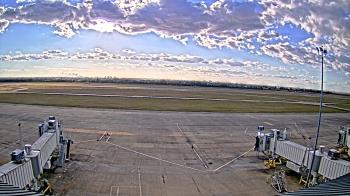 Weather camera view of Lake Charles Rgnl Arpt terminal bldg.