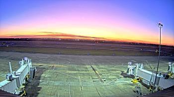 Weather camera view of Lake Charles Rgnl Arpt terminal bldg.