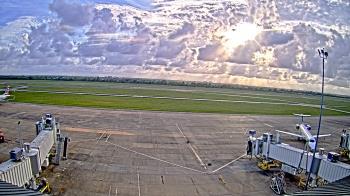 Weather camera view of Lake Charles Rgnl Arpt terminal bldg.