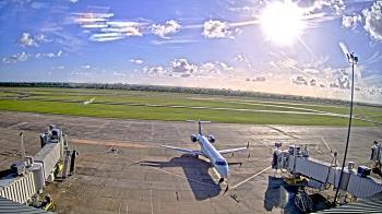 Weather camera view of Lake Charles Rgnl Arpt terminal bldg.