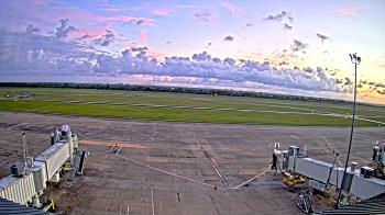 Weather camera view of Lake Charles Rgnl Arpt terminal bldg.