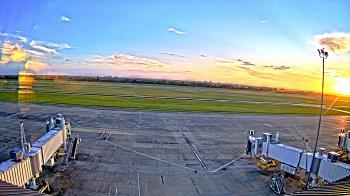 Weather camera view of Lake Charles Rgnl Arpt terminal bldg.