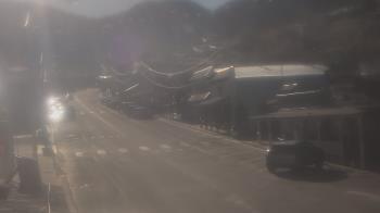 Weather camera view of Overland Hotel.