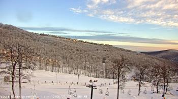 Weather camera view of Wintergreen Mtn. at 3600 ft. elev..