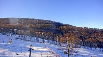 Weather camera view of Wintergreen Mtn. at 3600 ft. elev..