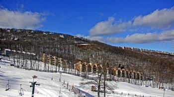 Weather camera view of Wintergreen Mtn. at 3600 ft. elev..