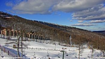 Weather camera view of Wintergreen Mtn. at 3600 ft. elev..