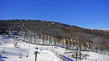 Weather camera view of Wintergreen Mtn. at 3600 ft. elev..