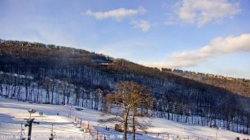 Weather camera view of Wintergreen Mtn. at 3600 ft. elev..