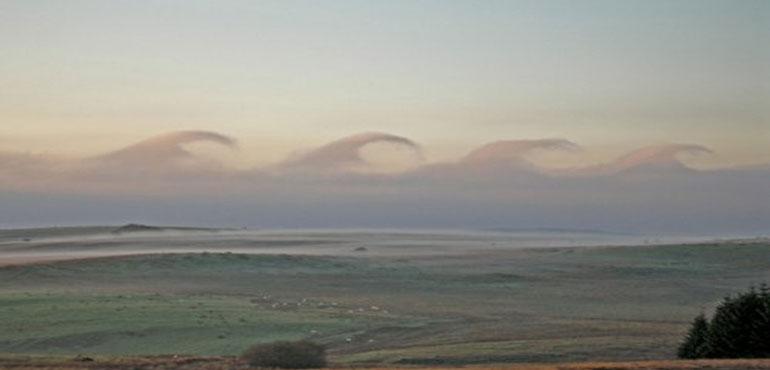 Kelvin-Helmholtz clouds over the horizon
