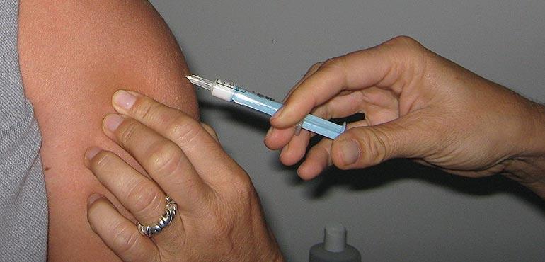 A person getting the influenza shot. (Wikimedia Commons)
