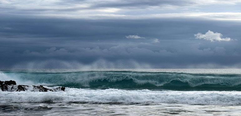 Rough seas as thunderstorms form off the coast. (Pixabay.com)