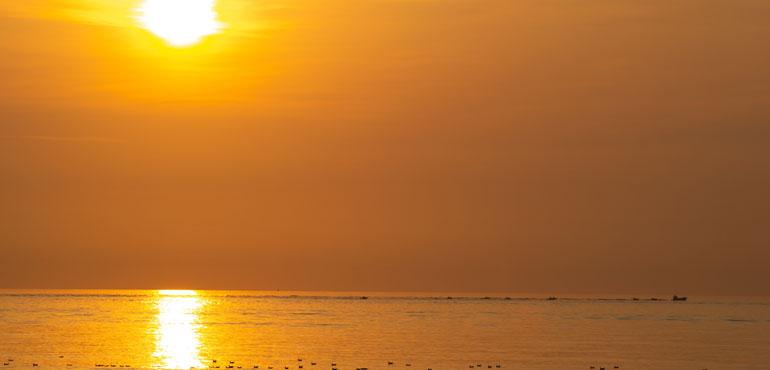 Sunset over a bay (Willem Bouwmeester, Pixabay)