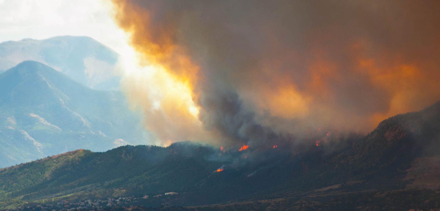 The Waldo Canyon fire as it approaches the Mountain Shadows neighborhood on the west side of Colorado Springs, taken at 4:37 pm on Tuesday, 26-June-2012 from a distance of apx. 8 miles. (Ttcosprings via Wikimedia Commons)