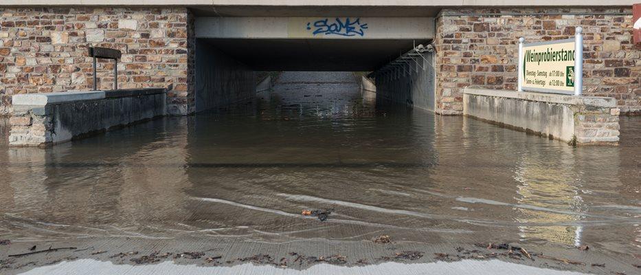 An underpass crossing the B42 road in Oestrich, Germany. (DXR via Wikimedia Commons)