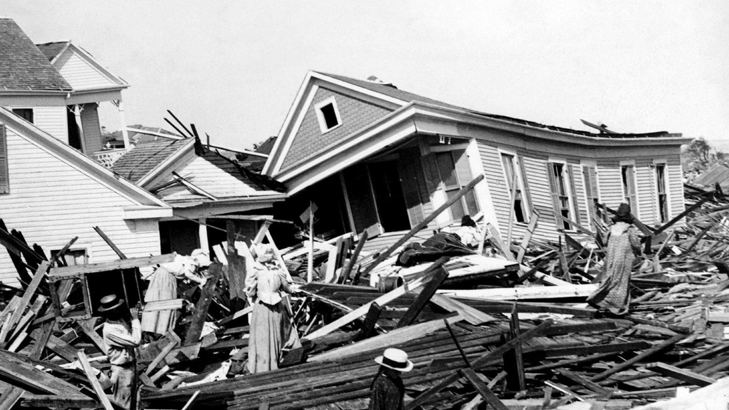 Seeking valuables in the wreckage, Galveston, Texas. (Wikimedia Commons)