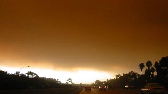 A smoke-filled sky near Pacific Beach, Calif., during the 2003 Cedar Fire. (Wikimedia Commons)