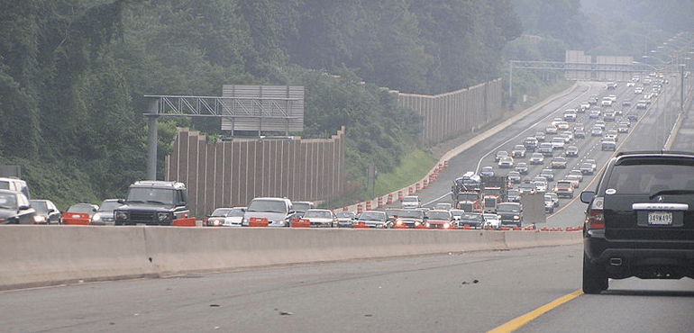 Drivers sit in traffic on Interstate 695 outside of Baltimore (Wikimedia Commons)