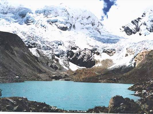 Lake Palcacocha, a glacial lake in Peru's Andes mountains, is seen in 2002. (Source: Wikimedia Commons)