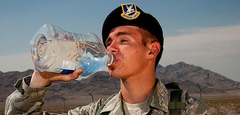 A U.S. soldier drinks water to beat the heat. (Wikimedia commons)