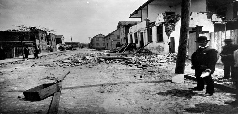 Fissure and a wrecked brick house on Tradd Street, Charleston, South Carolina. Charleston Earthquake of August 31, 1886. (USGS/Wikimedia Commons)