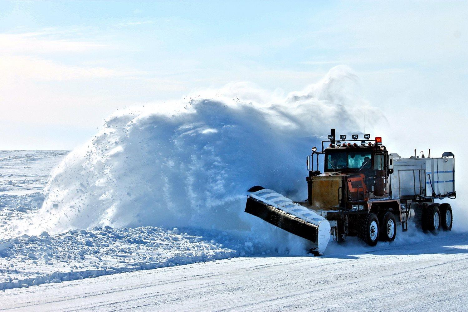 A snow plow. Featured image via Skentophyte on Pixabay.com