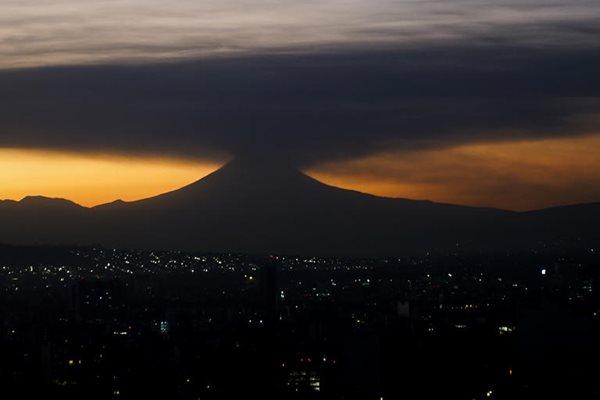 The Popocatepetl volcano spews smoke and ash (Marco Ugarte/AP)