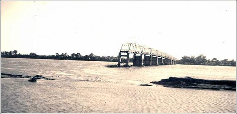 Webbers Falls bridge Flood of 1943. (George Miller)