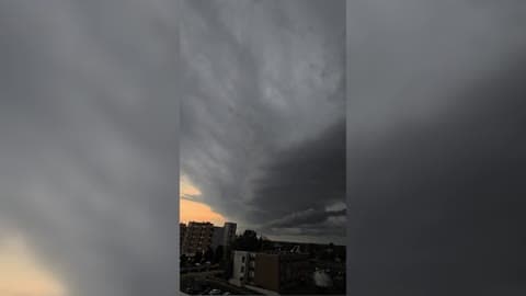 Dramatic Shelf Cloud Looms Over Storm Warned Kentucky
